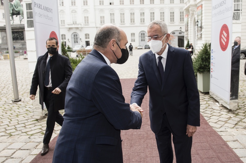 Von links: Nationalratspräsident Wolfgang Sobotka (ÖVP) begrüßt Bundespräsident Alexander Van der Bellen