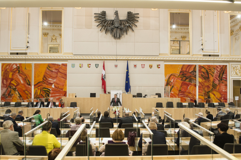 Blick Richtung VeranstaltungsteilnehmerInnen. Am Rednerpult: Präsident des Österreichischen Seniorenrates Peter Kostelka