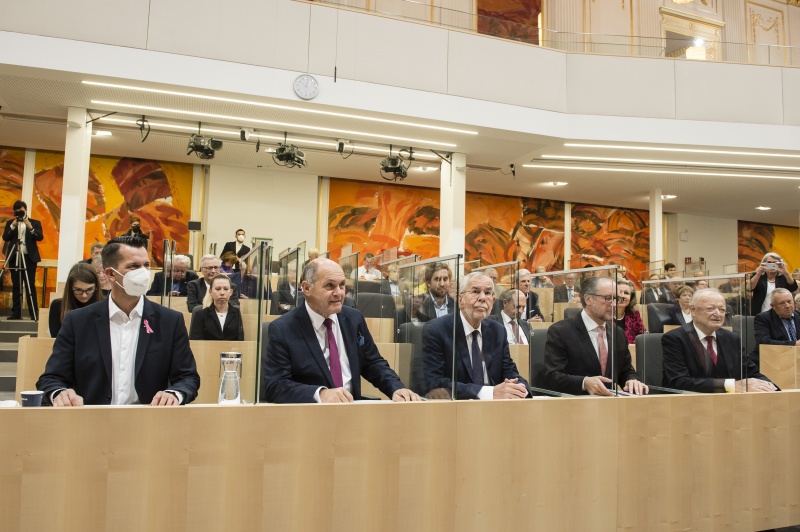 Von links: Sozialminister Wolfgang Mückstein (GRÜNE), Nationalratspräsident Wolfgang Sobotka (ÖVP), Bundespräsident Alexander Van der Bellen, Bundeskanzler Alexander Schallenberg, Nationalratspräsident a.D. Andreas Khol (ÖVP)