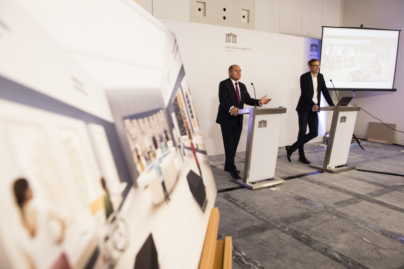 Am Rednerpult von links: Nationalratspräsident Wolfgang Sobotka (ÖVP), Architekt Rene Walkenhorst