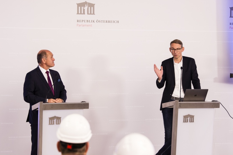 Am Rednerpult von links: Nationalratspräsident Wolfgang Sobotka (ÖVP), Architekt Rene Walkenhorst