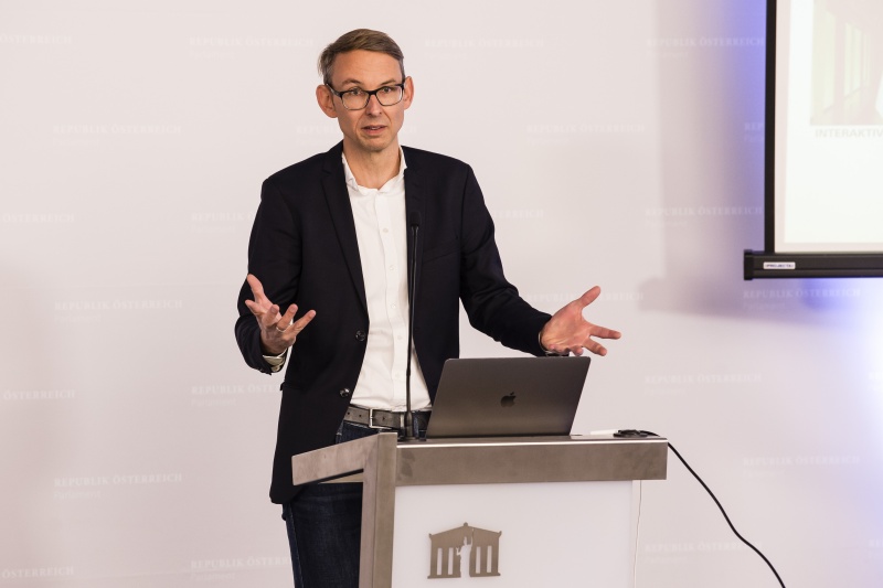 Am Rednerpult: Architekt Rene Walkenhorst