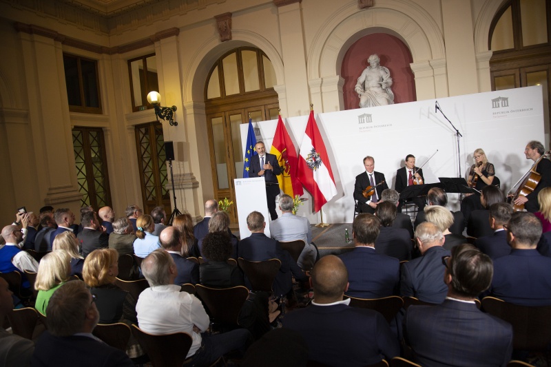 Landeshauptmann von Burgenland Hans Peter Doskozil am Rednerpult