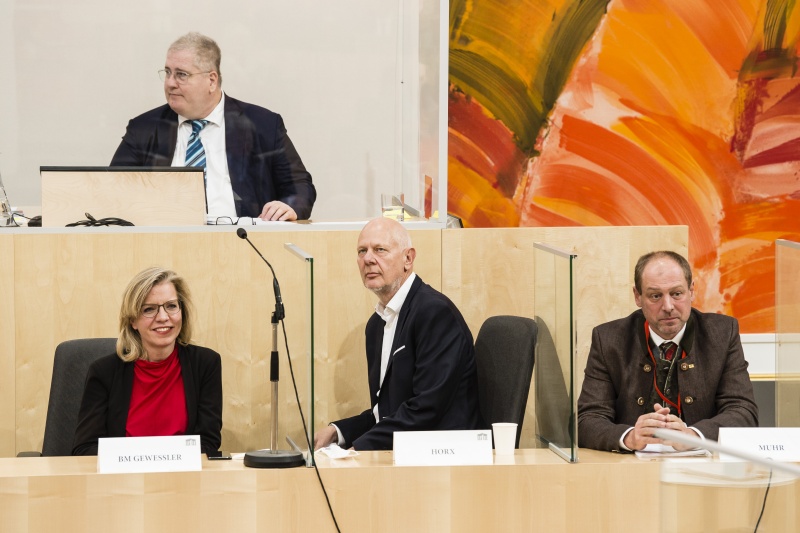 Auf der Regierungsbank von links: Infrastrukturministerin Leonore Gewessler (GRÜNE), Zukunftsforscher Matthias Horx, Erster Vizepräsident der Landwirtschaftskammer Kärnten Manfred Muhr