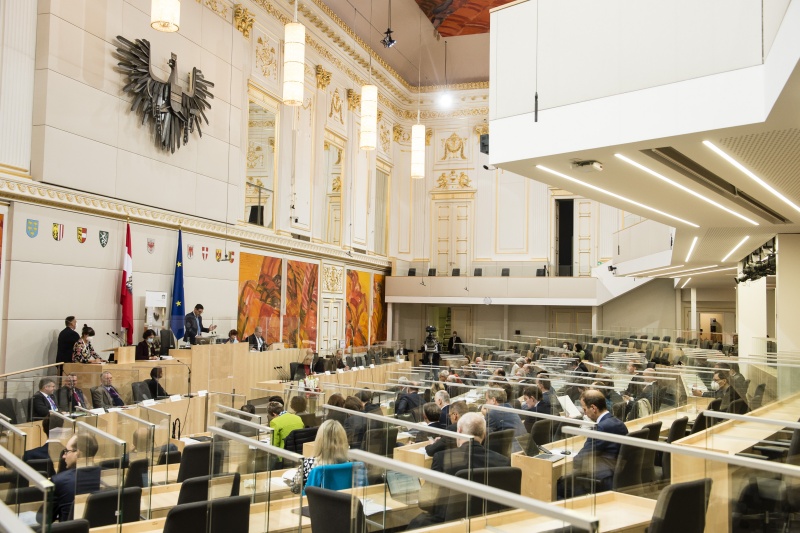 Blick Richtung VeranstaltungsteilnehmerInnen. Am Präsidium: Bundesratspräsident Peter Raggl (ÖVP)