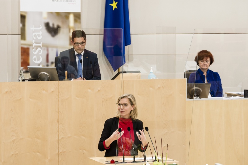 Am Rednerpult: Infrastrukturministerin Leonore Gewessler (GRÜNE)