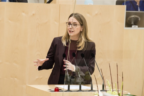 Am Rednerpult: Wirtschaftsministerin Margarete Schramböck (ÖVP)