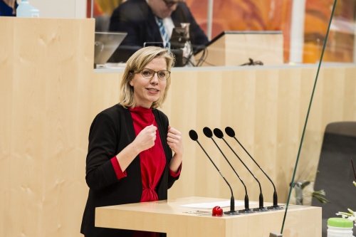 Am Rednerpult: Infrastrukturministerin Leonore Gewessler (GRÜNE)
