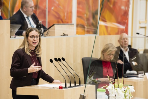 Am Rednerpult: Wirtschaftsministerin Margarete Schramböck (ÖVP)