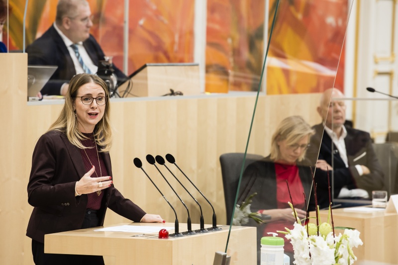 Am Rednerpult: Wirtschaftsministerin Margarete Schramböck (ÖVP)