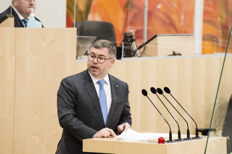 Am Rednerpult: Niederösterreichiscer Landesrat Niederösterreich Ludwig Schleritzko