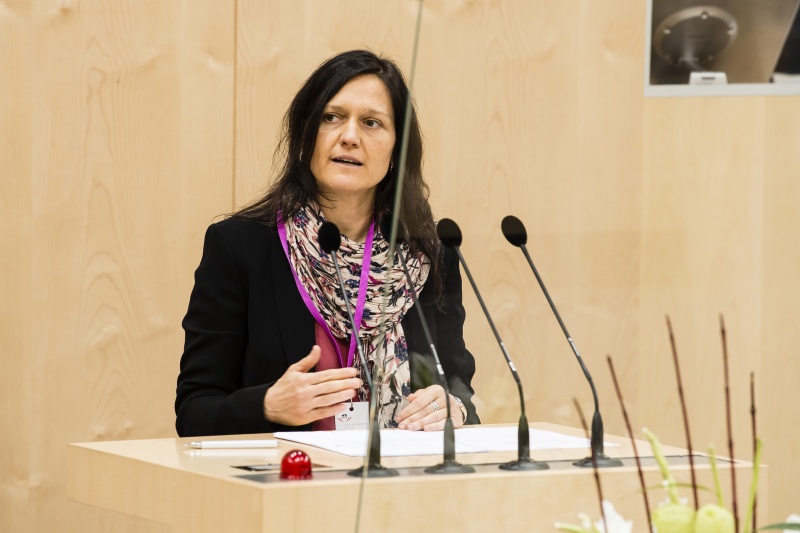 Am Rednerpult: Arbeiterkammer Wien Vera Glassner