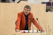 Am Rednerpult: Bundesrat Andreas Lackner (GRÜNE)