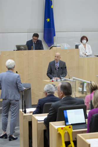 Von rechts: Bundesminister für Arbeit Martin Kocher beantwortet die Frage von Bundesrätin Marlies Steiner-Wieser (FPÖ)