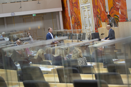 Von rechts: Bundesminister für Arbeit Martin Kocher beantwortet die Frage von Bundesrat Bernhard Hirczy (ÖVP)