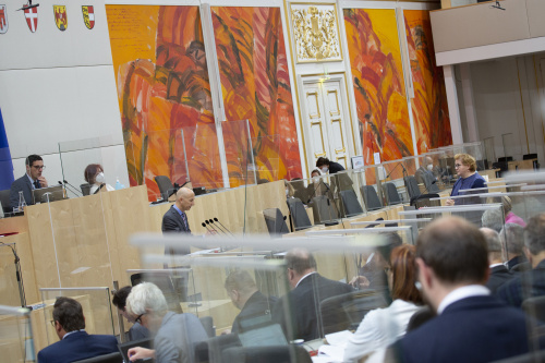Von links: Bundesminister für Arbeit Martin Kocher beantwortet die Frage von Bundesrätin Korinna Schumann (SPÖ)