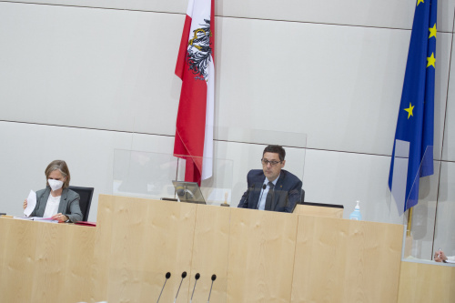 Bundesratspräsident Peter Raggl (ÖVP) eröffnet die Sitzung