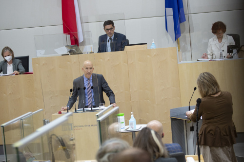 Von links: Bundesminister für Arbeit Matin Kocher am Rednerpull, beantwortet die Frage von Bundesrätin Sonja Zwazl (ÖVP) , am Präsidium Bundesratspräsident Peter Raggl (ÖVP)