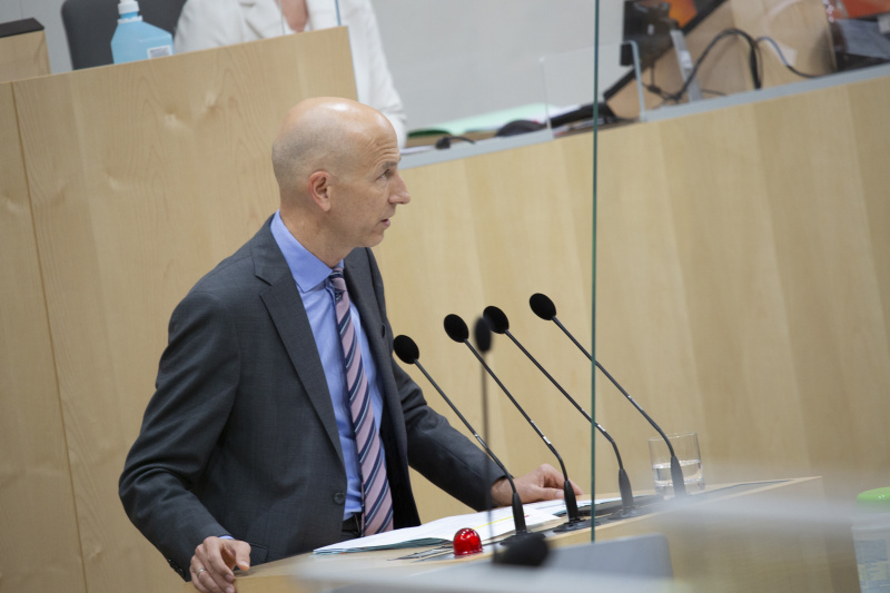 Bundesminister für Arbeit Matin Kocher am Rednerpult