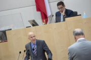 Bundesminister für Arbeit Matin Kocher am Rednerpult beantwortet die Frage von Bundesrat Ingo Appé (SPÖ)
