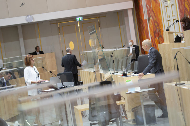 Von rechts: Bundesminister für Arbeit Martin Kocher beantwortet die Frage von Bundesrätin Andrea Michaela Schartel (FPÖ)