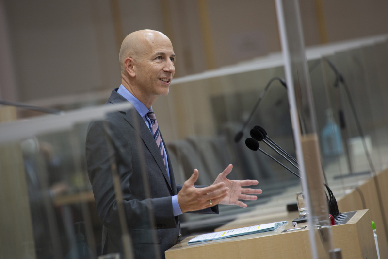 Bundesminister für Arbeit Martin Kocher am Rednerpult