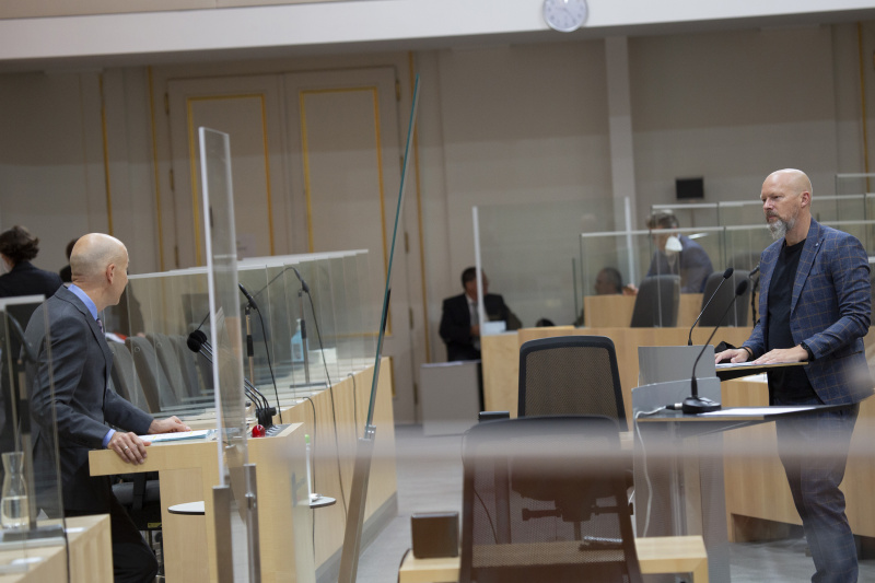 Von links: Bundesminister für Arbeit Martin Kocher beantwortet die Frage von Bundesrat Marco Schreuder (GRÜNE)