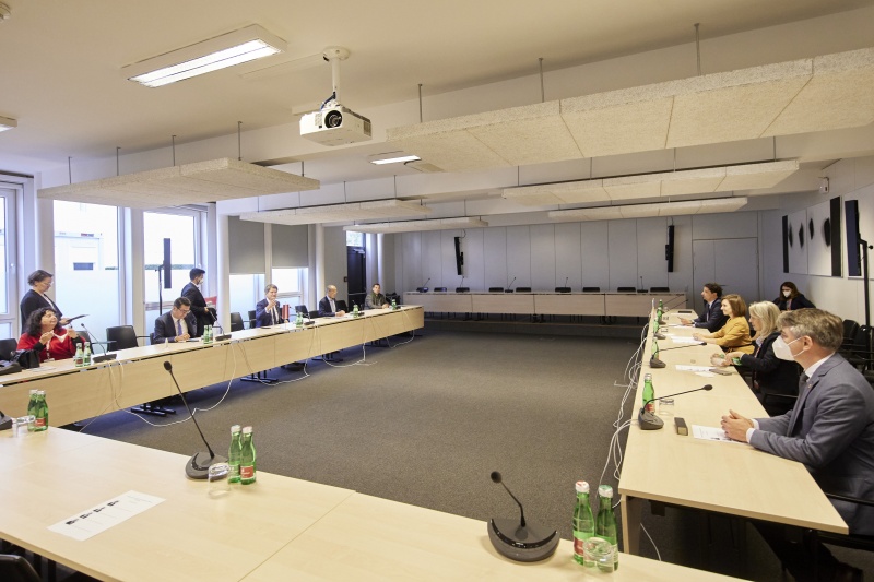 Aussprache, linke Seite von links: Österreichische Botschafterin der Republik Moldau Stella Avallone, Nationalratsabgeordneter Robert Laimer (SPÖ), Nationalratsabgeordneter Helmut Brandstätter (NEOS), Nationalratsabgeordneter Wolfgang Gerstl (ÖVP), Nationalratsabgeordneter Peter Schmiedlechner (FPÖ), auf der rechten Seite Mitte: Präsidentin der Republik Moldau Maia Sandu