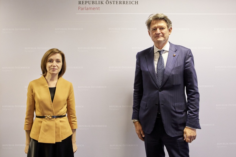 Von links: Präsidentin der Republik Moldau Maia Sandu, Nationalratsabgeordneter Helmut Brandstätter (NEOS)