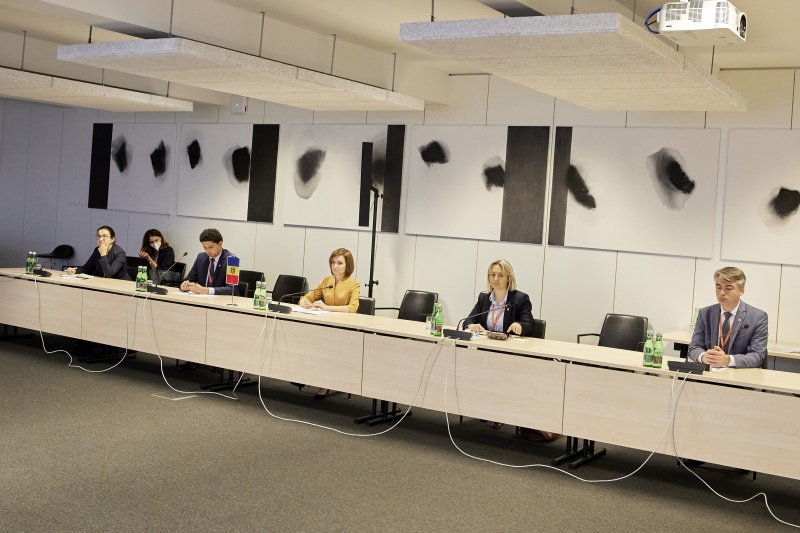 Aussprache, auf der rechten Seite Mitte: Präsidentin der Republik Moldau Maia Sandu