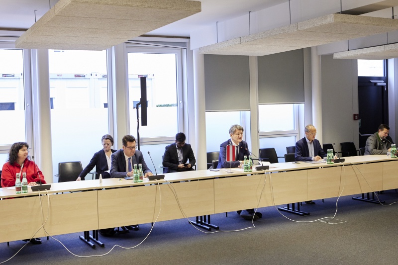 Aussprache, von links: Österreichische Botschafterin der Republik Moldau Stella Avallone, Nationalratsabgeordneter Robert Laimer (SPÖ), Nationalratsabgeordneter Helmut Brandstätter (NEOS), Nationalratsabgeordneter Wolfgang Gerstl (ÖVP), Nationalratsabgeordneter Peter Schmiedlechner (FPÖ)