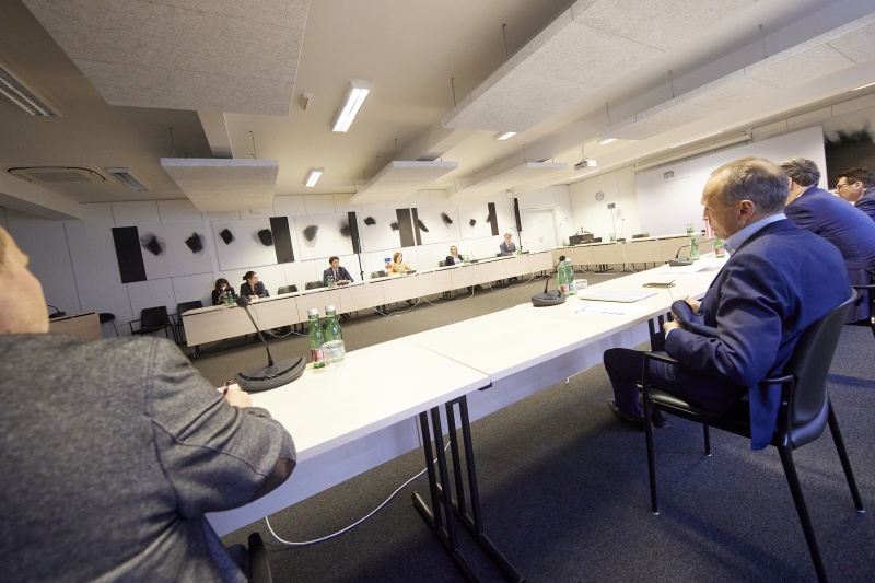 Aussprache, im Vordergrund von links: Nationalratsabgeordneter Peter Schmiedlechner (FPÖ), Nationalratsabgeordneter Wolfgang Gerstl (ÖVP), Nationalratsabgeordneter Helmut Brandstätter (NEOS), Nationalratsabgeordneter Robert Laimer (SPÖ), auf der gegenüberliegenden Seite Mitte: Präsidentin der Republik Moldau Maia Sandu