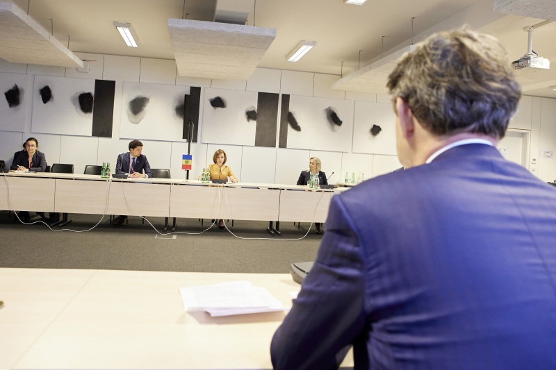 Aussprache, im Vordergrund: Nationalratsabgeordneter Helmut Brandstätter (NEOS), Nationalratsabgeordneter Wolfgang Gerstl (ÖVP), gegenüber Mitte: Präsidentin der Republik Moldau Maia Sandu