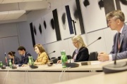 Aussprache, in der Mitte: Präsidentin der Republik Moldau Maia Sandu