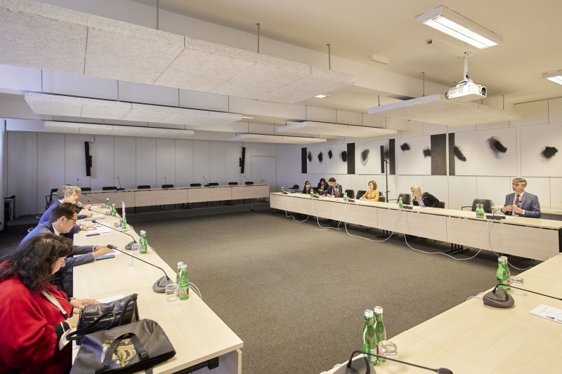 Aussprache, linke Seite von links: Österreichische Botschafterin in der Republik Moldau Stella Avallone, Nationalratsabgeordneter Robert Laimer (SPÖ), Nationalratsabgeordneter Helmut Brandstätter (NEOS), Nationalratsabgeordneter Wolfgang Gerstl (ÖVP), Nationalratsabgeordneter Peter Schmiedlechner (FPÖ), auf der rechten Seite Mitte: Präsidentin der Republik Moldau Maia Sandu