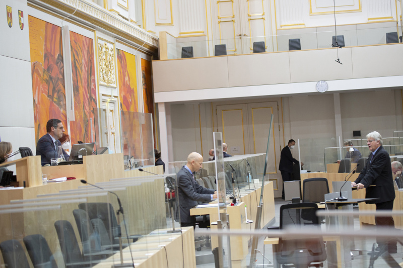 Bundesminister für Arbeit Martin Kocher am Rednerpult, am Präsidium Bundesratspräsident Peter Raggl (ÖVP), Bundesrat Stefan Schennach (SPÖ)