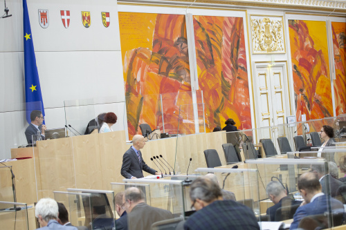 Bundesminister für Arbeit Martin Kocher beantwortet die Frage von Bundesratsvizepräsidentin Christine Schwarz-Fuchs (ÖVP), am Präsidium Bundesratspräsident Peter Raggl (ÖVP)
