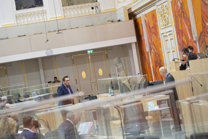 Bundesminister für Arbeit Martin Kocher beantwortet die Frage von Bundesrat Christoph Steiner (FPÖ)