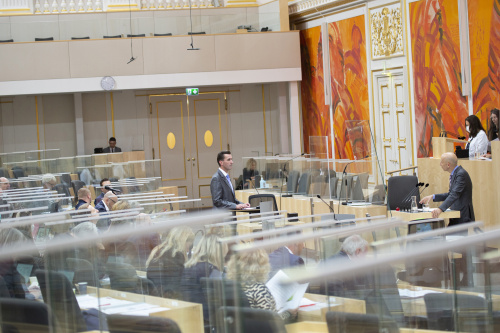 Fragestunde, Bundesminister für Arbeit Martin Kocher beantwortet die Frage von Bundesrat Josef Ofner (FPÖ)