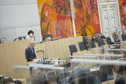 Bundesminister für Arbeit Martin Kocher beantwortet die Frage von Bundesrätin Sandra Gerdenitsch (SPÖ)