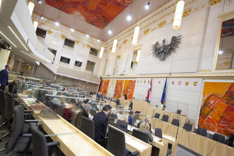 Bundesminister für Arbeit Martin Kocher beantwortet die Frage von Bundesrat Thomas Dim (FPÖ). Blick Richtung SitzungsteilnehmerInnen