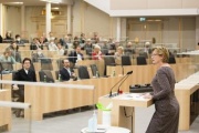 Am Rednerpult: Parlamentsvizedirektorin Susanne Janistyn-Novák. Blick Richtung VeranstaltungsteilnehmerInnen
