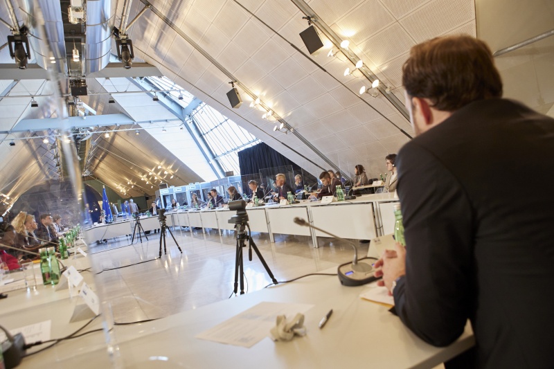 Rede von Nationalratsabgeordneter Reinhold Lopatka (ÖVP). Blick Richtung VeranstaltungsteilnehemerInnen