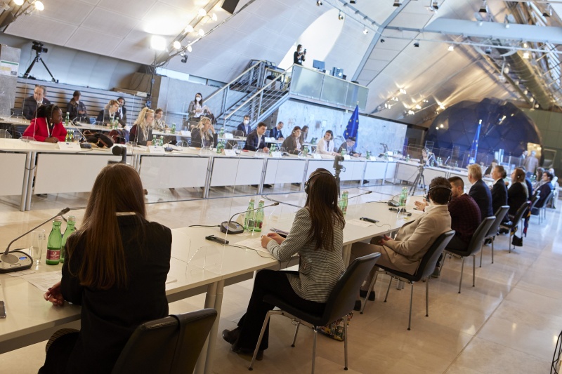 Rede von Nationalratsabgeordneter Reinhold Lopatka (ÖVP). Blick Richtung VeranstaltungsteilnehemerInnen