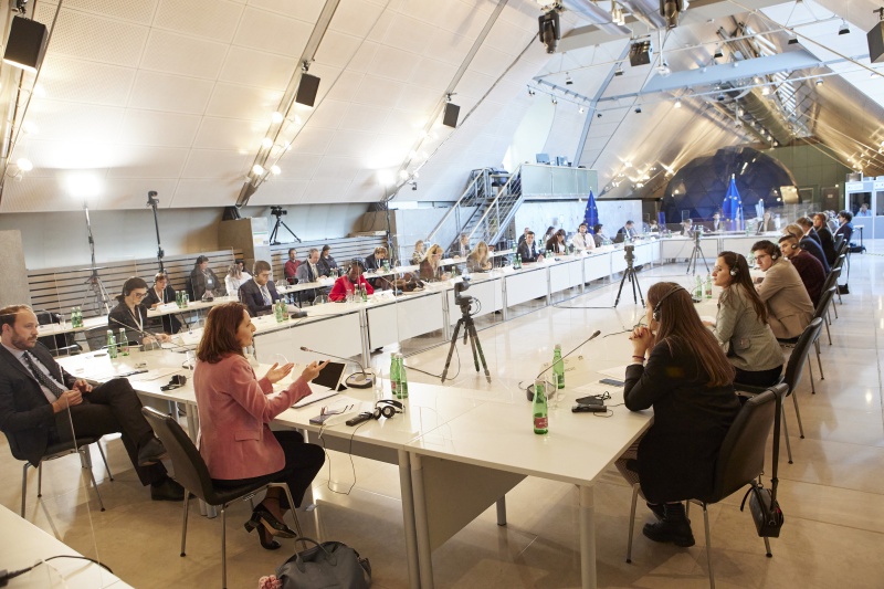 Rede von Stellvertretende Vorsitzende des Europaausschusses der französischen Nationalversammlung Liliana Tanguy. Blick Richtung VeranstaltungsteilnehmerInnen