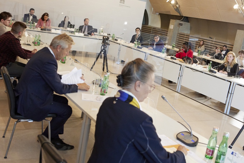 Rede von Nationalratsabgeordnete Eva Maria Holzleitner (SPÖ). Blick Richtung VeranstaltungsteilnehmerInnen