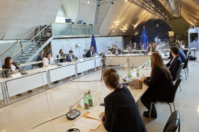 Rede von Nationalratsabgeordneter Christian Hafenecker (FPÖ). Blick Richtung VeranstaltungsteilnehmerInnen