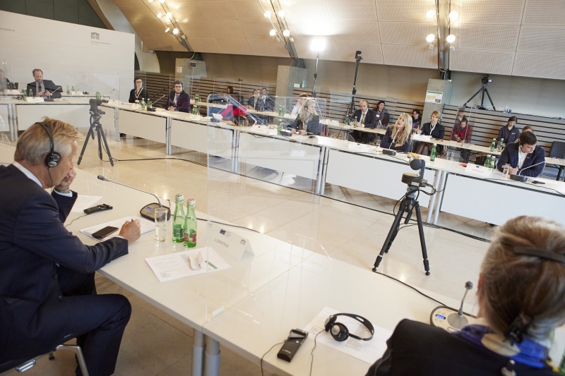 Rede von Abgeordnete der Nationalversammlung Constance Le Grip. Blick Richtung VeranstaltungsteilnehmerInnen