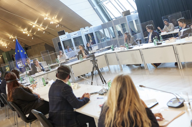 Rede von Abgeordneter der Nationalversammlung Frédérique Dumas. Blick Richtung VeranstaltungsteilnehmerInnen