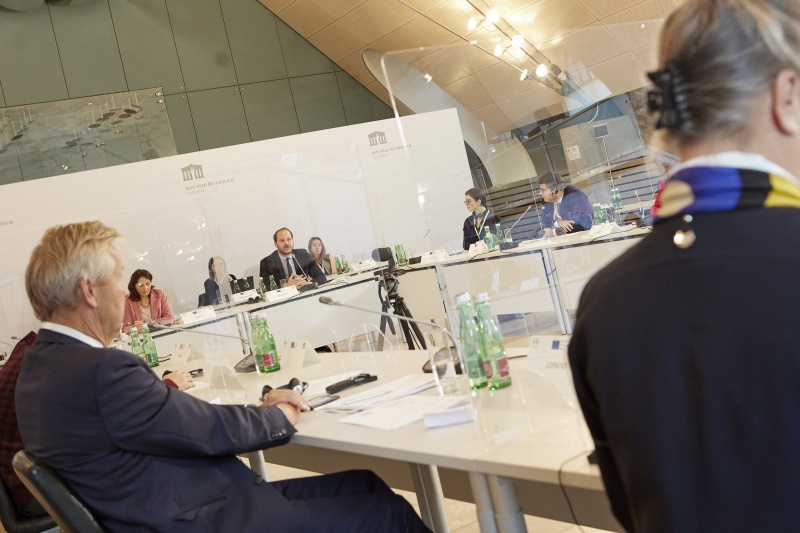 Rede von Nationalratsabgeordneter Nikolaus Scherak (NEOS). Blick Richtung VeranstaltungsteilnehmerInnen